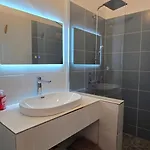 Reole Familial Au Calme - Parc, Piscine & Parking * Reignac (Charente)